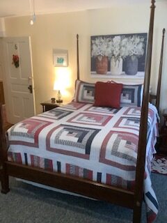 Betty's room is decorated in the "Americana" style and includes a full-size convertible sofa. There are two armchairs and a sofa for relaxing. The room has hardwood floors and a private shower room and is one of the biggest rooms at the front of the house.